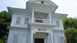 見どころは、純白の擬似洋風建物の外観とかこの建物自体