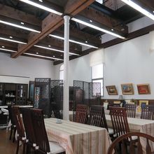 高い天井の明治時代の洋館の中にあるカフェ