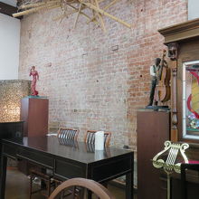 グランド・ピアノと仕掛けのあるボストン製のピアノもある。