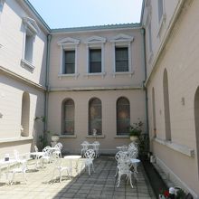 明治時代の洋館らしく中庭でも飲食できる。