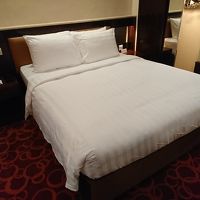 ベッド。マカオにはシングルベッドがないようです。