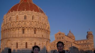 八面の屋根を持つ、十二角形の直径１８ｍのドームです。