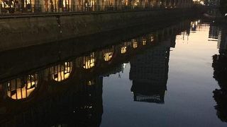 秋葉原の端っこです。橋の夜景がとてもキレイです。