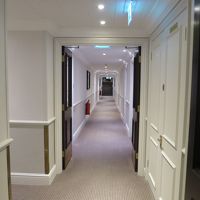 廊下。突き当りが段差の階段。