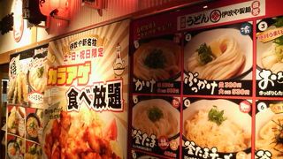 うどんの他に休日限定の「から揚げ食べ放題」も魅力