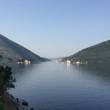岩礁のマリア教会(右)とSt.George島