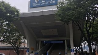機張に向かう電車の釜田駅