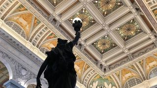 内部は美しい造り