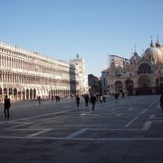 ヴェネチアの中心としていつも観光客で賑わっている広場です。