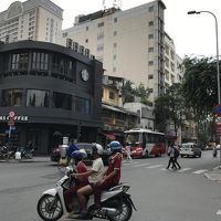 ホテル側の通りから。奥にある雑居ビルみたいなのがホテル