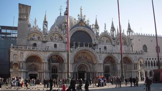 ヴェネツィアの守護神サン・マルコを祀る、ヴェネツィアを代表する大聖堂です。
