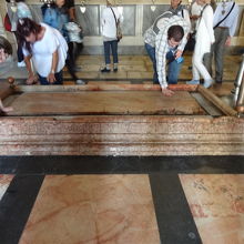 イエスの墓の前