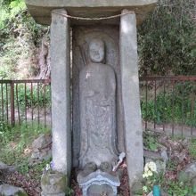 地蔵菩薩立像が登山道にあります
