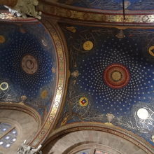 教会内の天井　青色を基調にしています