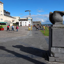 写真奥が、スペイン門。周辺は夕涼みする人達の姿がたくさん。