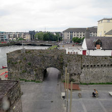 ゴールウェイ市立博物館から見たスペイン門