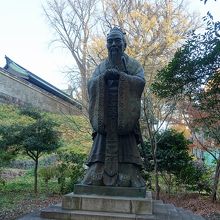 木々に囲まれている。