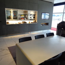 右側にパソコンが使えるカウンターがあります