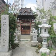 町の中心に建っている小さな神社です