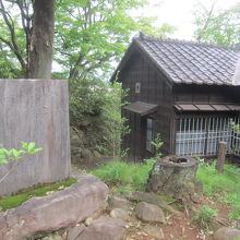 達磨寺の境内にひっそりと建っています