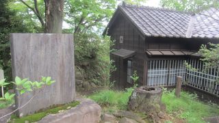 達磨寺の境内にひっそりと建っています