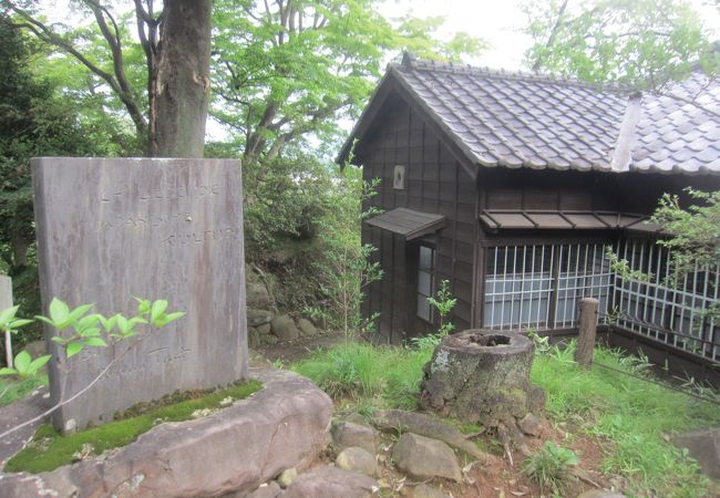 達磨寺の境内にひっそりと建っています