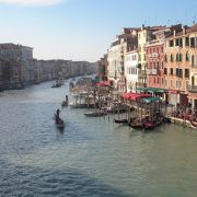 ヴェネチアの町を二分するように通っている大運河です。