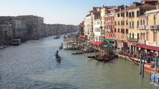 ヴェネチアの町を二分するように通っている大運河です。