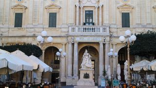 国立図書館の前