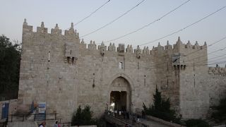 彫刻が美しく立派な門です。