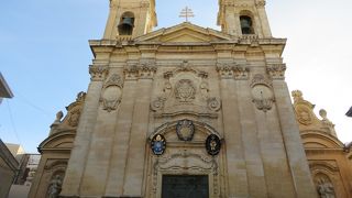 教会の外観は大理石・・・