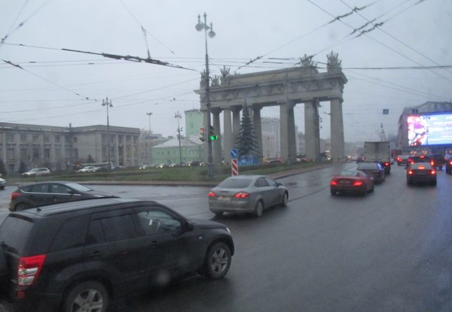空港へ向かうプルコフスコエ通りとモスコフスコエ通りの交わるところにあります