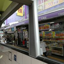 地下鉄の出口前というロケーションはいい。