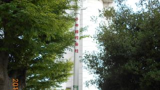 天文台の裏口を出てすぐのところには日本標準時子午線表示柱があります