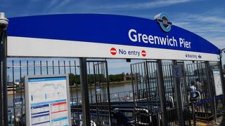 複数会社の水上ボートが出ています。