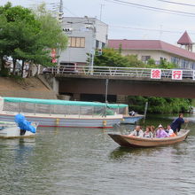 前川にろ舟が航行してます