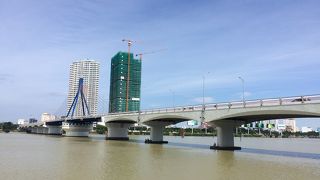 見た目は普通の橋。でも、回転式の可動橋でした！