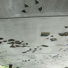 エントランスに向かう通路の天井は陶器の破片