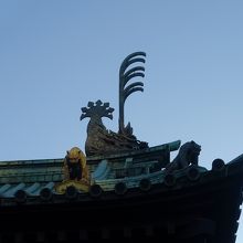 屋根の上の鬼頭と鬼龍子。