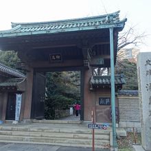 寺の山門のような外観。