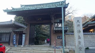 正門はこちら側