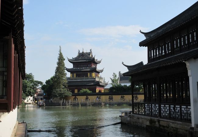 朱家角の禅寺。３階建ての鐘楼が水路からも良く目立ちます。