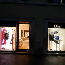 階段の下にはディオールがあります。夜中でも明かりがついてた