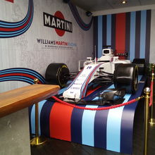 プールと庭園の連絡通路に飾ってあったF1車