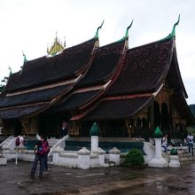 屋根が特徴的な本堂