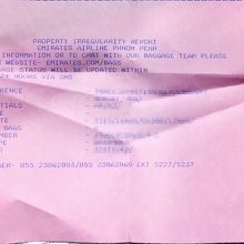 エミレーツ航空の地上職員は名札を隠して逃げます！