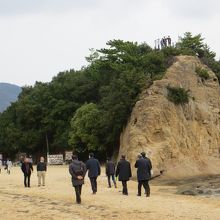 この小山の上に　鐘があるので　恋人たちが鳴らすそうです