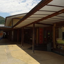 暑い日でも日陰や屋内でゆっくり過ごせます