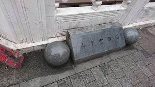 屋根付きのベンチが特等席