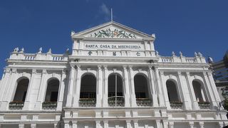 真っ白いキレイな建物